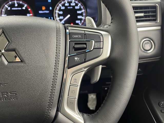 三菱 デリカＤ：５ シャモニー 大阪府 2025(令7)年 0.1千km 黒 登録済み未使用車/バックカメラ(全方位)/100V電源/クルーズコントロール(追従走行あり)/ブラインドスポットモニター/パドルシフト/オートライト/オートマチックハイビーム/衝突軽減システム/横滑り防止システム/ステアリングヒーター/パワーシート(運転席)/パワーバックドア/両側パワースライドドア/スマートキー/純正18インチAW/保証書/取扱説明書