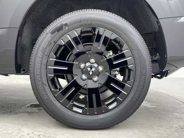 三菱 デリカＤ：５ シャモニー 大阪府 2025(令7)年 0.1千km 黒 登録済み未使用車/バックカメラ(全方位)/100V電源/クルーズコントロール(追従走行あり)/ブラインドスポットモニター/パドルシフト/オートライト/オートマチックハイビーム/衝突軽減システム/横滑り防止システム/ステアリングヒーター/パワーシート(運転席)/パワーバックドア/両側パワースライドドア/スマートキー/純正18インチAW/保証書/取扱説明書