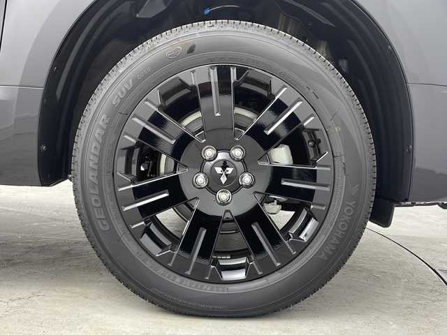 三菱 デリカＤ：５ シャモニー 大阪府 2025(令7)年 0.1千km 黒 登録済み未使用車/バックカメラ(全方位)/100V電源/クルーズコントロール(追従走行あり)/ブラインドスポットモニター/パドルシフト/オートライト/オートマチックハイビーム/衝突軽減システム/横滑り防止システム/ステアリングヒーター/パワーシート(運転席)/パワーバックドア/両側パワースライドドア/スマートキー/純正18インチAW/保証書/取扱説明書