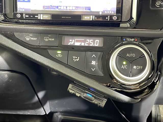トヨタ アクア S 沖縄県 2016(平28)年 9万km シルバーマイカM 禁煙車/社外7インチナビ（HVIC-RZ06）/（フルセグ/CD/DVD/BT）/バックカメラ/前方ドライブレコーダー/純正フロアマット/プッシュスタート/スマートキー/ETC