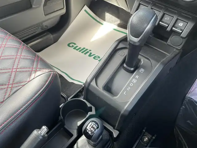 スズキ ジムニー XC 佐賀県 2021(令3)年 2.5万km ブルーイッシュブラックパール3 純正7型ナビゲーション「CN-RE07WP」/・AM/FM/CD/DVD/フルセグ/BT//・バックカメラ/RAYS製16インチアルミホイール/2インチアップ/純正オプショングリル/純正前方ドライブレコーダー/社外ドリンクホルダー/背面タイヤ車載/革巻きステアリング/ステアリングリモコン/シートヒーター「運転席/助手席」/スマートキー/黒革調シートカバー/プッシュスタート/ビルトインETC/純正フロアマット/純正ドアバイザー/新車保証書/取扱説明書/スペアキー1本/スズキセーフティーサポート/・デュアルセンサーブレーキサポート（自動ブレーキ）/・誤発進抑制機能（AT車）/・車線逸脱警報機能/・ふらつき警報機能/・標識認識機能/・先行車発進お知らせ機能/・ESP（車両走行安定補助システム）/・ヒルホールドコントロール/・ヒルディセントコントロール/・エマージェンシーストップシグナル