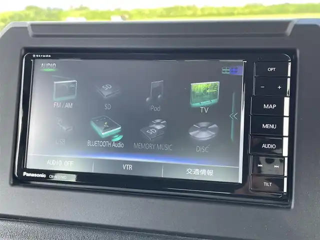 スズキ ジムニー XC 佐賀県 2021(令3)年 2.5万km ブルーイッシュブラックパール3 純正7型ナビゲーション「CN-RE07WP」/・AM/FM/CD/DVD/フルセグ/BT//・バックカメラ/RAYS製16インチアルミホイール/2インチアップ/純正オプショングリル/純正前方ドライブレコーダー/社外ドリンクホルダー/背面タイヤ車載/革巻きステアリング/ステアリングリモコン/シートヒーター「運転席/助手席」/スマートキー/黒革調シートカバー/プッシュスタート/ビルトインETC/純正フロアマット/純正ドアバイザー/新車保証書/取扱説明書/スペアキー1本/スズキセーフティーサポート/・デュアルセンサーブレーキサポート（自動ブレーキ）/・誤発進抑制機能（AT車）/・車線逸脱警報機能/・ふらつき警報機能/・標識認識機能/・先行車発進お知らせ機能/・ESP（車両走行安定補助システム）/・ヒルホールドコントロール/・ヒルディセントコントロール/・エマージェンシーストップシグナル