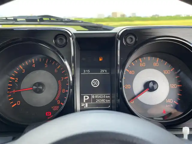 スズキ ジムニー XC 佐賀県 2021(令3)年 2.5万km ブルーイッシュブラックパール3 純正7型ナビゲーション「CN-RE07WP」/・AM/FM/CD/DVD/フルセグ/BT//・バックカメラ/RAYS製16インチアルミホイール/2インチアップ/純正オプショングリル/純正前方ドライブレコーダー/社外ドリンクホルダー/背面タイヤ車載/革巻きステアリング/ステアリングリモコン/シートヒーター「運転席/助手席」/スマートキー/黒革調シートカバー/プッシュスタート/ビルトインETC/純正フロアマット/純正ドアバイザー/新車保証書/取扱説明書/スペアキー1本/スズキセーフティーサポート/・デュアルセンサーブレーキサポート（自動ブレーキ）/・誤発進抑制機能（AT車）/・車線逸脱警報機能/・ふらつき警報機能/・標識認識機能/・先行車発進お知らせ機能/・ESP（車両走行安定補助システム）/・ヒルホールドコントロール/・ヒルディセントコントロール/・エマージェンシーストップシグナル