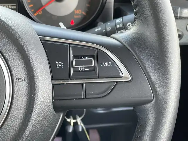 スズキ ジムニー XC 佐賀県 2021(令3)年 2.5万km ブルーイッシュブラックパール3 純正7型ナビゲーション「CN-RE07WP」/・AM/FM/CD/DVD/フルセグ/BT//・バックカメラ/RAYS製16インチアルミホイール/2インチアップ/純正オプショングリル/純正前方ドライブレコーダー/社外ドリンクホルダー/背面タイヤ車載/革巻きステアリング/ステアリングリモコン/シートヒーター「運転席/助手席」/スマートキー/黒革調シートカバー/プッシュスタート/ビルトインETC/純正フロアマット/純正ドアバイザー/新車保証書/取扱説明書/スペアキー1本/スズキセーフティーサポート/・デュアルセンサーブレーキサポート（自動ブレーキ）/・誤発進抑制機能（AT車）/・車線逸脱警報機能/・ふらつき警報機能/・標識認識機能/・先行車発進お知らせ機能/・ESP（車両走行安定補助システム）/・ヒルホールドコントロール/・ヒルディセントコントロール/・エマージェンシーストップシグナル