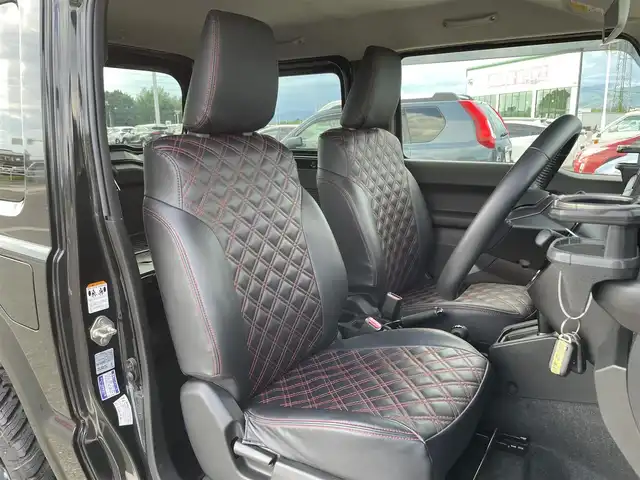 スズキ ジムニー XC 佐賀県 2021(令3)年 2.5万km ブルーイッシュブラックパール3 純正7型ナビゲーション「CN-RE07WP」/・AM/FM/CD/DVD/フルセグ/BT//・バックカメラ/RAYS製16インチアルミホイール/2インチアップ/純正オプショングリル/純正前方ドライブレコーダー/社外ドリンクホルダー/背面タイヤ車載/革巻きステアリング/ステアリングリモコン/シートヒーター「運転席/助手席」/スマートキー/黒革調シートカバー/プッシュスタート/ビルトインETC/純正フロアマット/純正ドアバイザー/新車保証書/取扱説明書/スペアキー1本/スズキセーフティーサポート/・デュアルセンサーブレーキサポート（自動ブレーキ）/・誤発進抑制機能（AT車）/・車線逸脱警報機能/・ふらつき警報機能/・標識認識機能/・先行車発進お知らせ機能/・ESP（車両走行安定補助システム）/・ヒルホールドコントロール/・ヒルディセントコントロール/・エマージェンシーストップシグナル