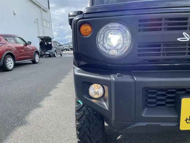 スズキ ジムニー XC 佐賀県 2021(令3)年 2.5万km ブルーイッシュブラックパール3 純正7型ナビゲーション「CN-RE07WP」/・AM/FM/CD/DVD/フルセグ/BT//・バックカメラ/RAYS製16インチアルミホイール/2インチアップ/純正オプショングリル/純正前方ドライブレコーダー/社外ドリンクホルダー/背面タイヤ車載/革巻きステアリング/ステアリングリモコン/シートヒーター「運転席/助手席」/スマートキー/黒革調シートカバー/プッシュスタート/ビルトインETC/純正フロアマット/純正ドアバイザー/新車保証書/取扱説明書/スペアキー1本/スズキセーフティーサポート/・デュアルセンサーブレーキサポート（自動ブレーキ）/・誤発進抑制機能（AT車）/・車線逸脱警報機能/・ふらつき警報機能/・標識認識機能/・先行車発進お知らせ機能/・ESP（車両走行安定補助システム）/・ヒルホールドコントロール/・ヒルディセントコントロール/・エマージェンシーストップシグナル