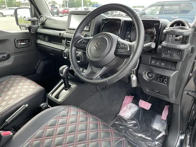 スズキ ジムニー XC 佐賀県 2021(令3)年 2.5万km ブルーイッシュブラックパール3 純正7型ナビゲーション「CN-RE07WP」/・AM/FM/CD/DVD/フルセグ/BT//・バックカメラ/RAYS製16インチアルミホイール/2インチアップ/純正オプショングリル/純正前方ドライブレコーダー/社外ドリンクホルダー/背面タイヤ車載/革巻きステアリング/ステアリングリモコン/シートヒーター「運転席/助手席」/スマートキー/黒革調シートカバー/プッシュスタート/ビルトインETC/純正フロアマット/純正ドアバイザー/新車保証書/取扱説明書/スペアキー1本/スズキセーフティーサポート/・デュアルセンサーブレーキサポート（自動ブレーキ）/・誤発進抑制機能（AT車）/・車線逸脱警報機能/・ふらつき警報機能/・標識認識機能/・先行車発進お知らせ機能/・ESP（車両走行安定補助システム）/・ヒルホールドコントロール/・ヒルディセントコントロール/・エマージェンシーストップシグナル