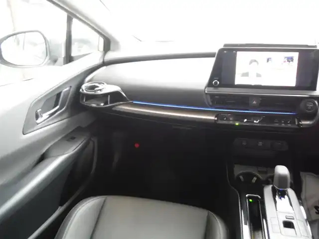 トヨタ プリウス Z 東京都 2024(令6)年 1.6万km パール ワンオーナー車 4WD/保証書・ユーザーガイドあり/モデリスタNEOエアロ/パノラマルーフ/純正12.3インチナビ・TV/　TVジャンパー・2.0ETC/　パノラミックビューモニター/　デジタルインナーミラー/　置くだけ充電/パワーバックドア/トヨタチームメイト/　セーフティセンス/　ブラインドスポットモニター/　クリアランスソナー/運転席パワーシート/　前席シートヒーター/　ベンチレーター/　ステアリングヒーター/フットイルミ/AC100V電源/スマートキー×2個
