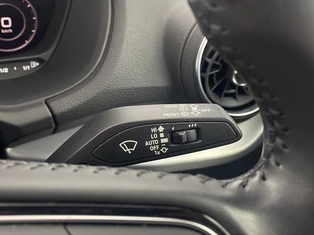 アウディ Ｑ２ 1．0 TFSI スポーツ 栃木県 2018(平30)年 4.4万km 白 純正ナビ/（BT/CD/DVD/フルセグ/AM/FM）/バックカメラ/横滑り防止/クルーズコントロール/クリアランナソー/アイドリングストップ/MTモード付AT/ビルトインETC2.0/ドライブレコーダー/前席シートヒーター/純正アルミホイール/プッシュスタート/スマートキー/スペアキー