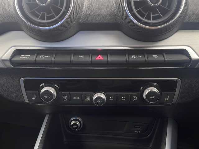 アウディ Ｑ２ 1．0 TFSI スポーツ 栃木県 2018(平30)年 4.4万km 白 純正ナビ/（BT/CD/DVD/フルセグ/AM/FM）/バックカメラ/横滑り防止/クルーズコントロール/クリアランナソー/アイドリングストップ/MTモード付AT/ビルトインETC2.0/ドライブレコーダー/前席シートヒーター/純正アルミホイール/プッシュスタート/スマートキー/スペアキー