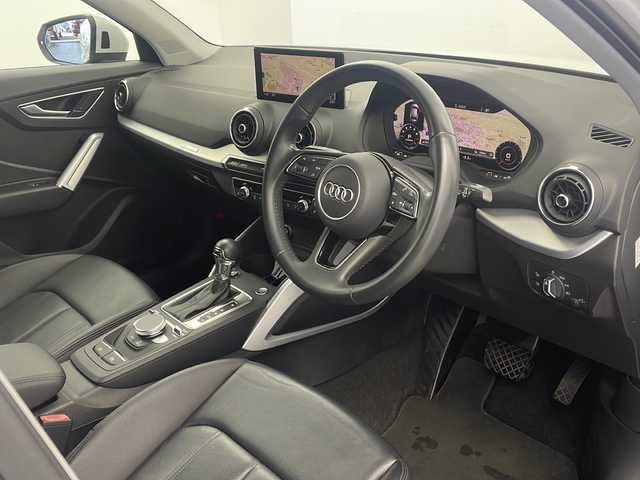 アウディ Ｑ２ 1．0 TFSI スポーツ 栃木県 2018(平30)年 4.4万km 白 純正ナビ/（BT/CD/DVD/フルセグ/AM/FM）/バックカメラ/横滑り防止/クルーズコントロール/クリアランナソー/アイドリングストップ/MTモード付AT/ビルトインETC2.0/ドライブレコーダー/前席シートヒーター/純正アルミホイール/プッシュスタート/スマートキー/スペアキー