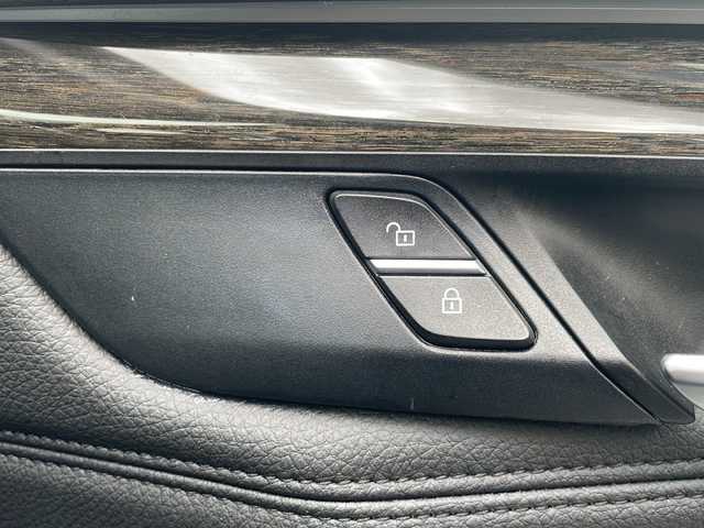 ＢＭＷ Ｘ６ xDrive35i Mスポーツ 京都府 2016(平28)年 5.7万km 白 純正ＨＤＤナビ/(CD/DVD/フルセグTV/Bluetooth接続)/サンルーフ/４ＷＤ/本革シート/全方位カメラ/全席シートヒーター/パワーシート/エアシート/電動リアゲート/純正アルミホイール２０インチ/クルコン（追従有）