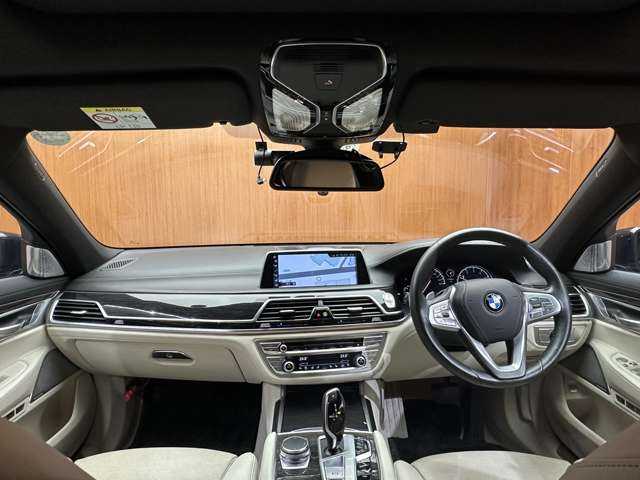 ＢＭＷ ７４０ｉ Mスポーツ 千葉県 2016(平28)年 2.9万km サファイアブラックP サンルーフ　/白革シート　/純正ナビ　/３６０°カメ　/ＢｏｗｅｒｓＷｉｌｋｉｎｓ　/パワーシート　/シートヒーター　/ベンチレーション