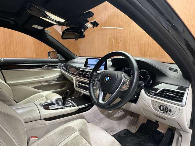 ＢＭＷ ７４０ｉ Mスポーツ 千葉県 2016(平28)年 2.9万km サファイアブラックP サンルーフ　/白革シート　/純正ナビ　/３６０°カメ　/ＢｏｗｅｒｓＷｉｌｋｉｎｓ　/パワーシート　/シートヒーター　/ベンチレーション