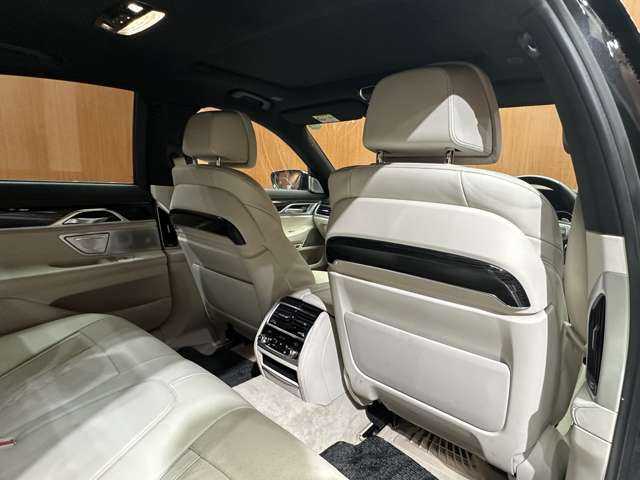 ＢＭＷ ７４０ｉ Mスポーツ 千葉県 2016(平28)年 2.9万km サファイアブラックP サンルーフ　/白革シート　/純正ナビ　/３６０°カメ　/ＢｏｗｅｒｓＷｉｌｋｉｎｓ　/パワーシート　/シートヒーター　/ベンチレーション