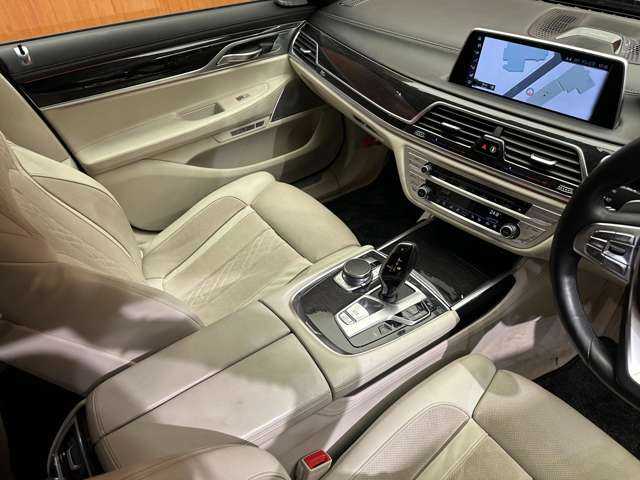 ＢＭＷ ７４０ｉ Mスポーツ 千葉県 2016(平28)年 2.9万km サファイアブラックP サンルーフ　/白革シート　/純正ナビ　/３６０°カメ　/ＢｏｗｅｒｓＷｉｌｋｉｎｓ　/パワーシート　/シートヒーター　/ベンチレーション