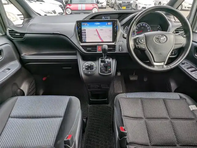 トヨタ ヴォクシー ZS 煌 栃木県 2015(平27)年 12.2万km ブラック (株)IDOMが運営する【じしゃロン宇都宮店】の自社ローン対象車両になります。こちらは現金またはオートローンご利用時の価格です。自社ローンご希望の方は別途その旨お申付け下さい。/純正ナビ(フルセグTV／Bluetooth／CD／DVD)/バックカメラ/フリップダウンモニター/両側パワースライドドア/横滑り防止装置/ETC/アイドリングストップ/LEDヘッドライト/オートライト/ウィンカーミラー/電動格納ミラー/純正16インチAW/プッシュスタート/スマートキー/フロアマット/スタッドレスタイヤ