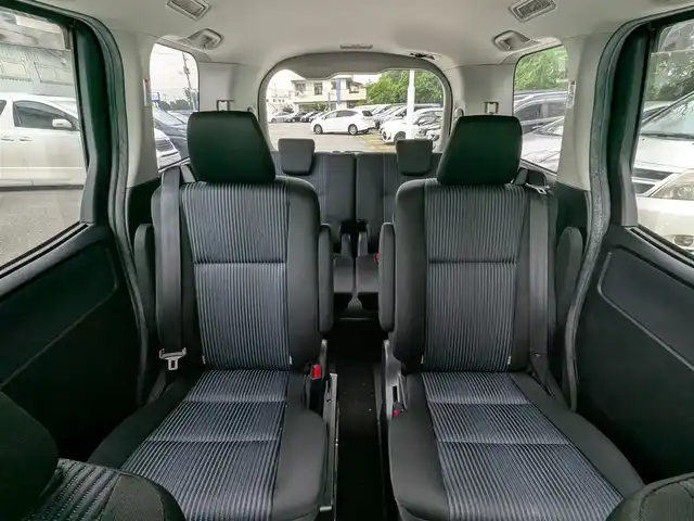 トヨタ ヴォクシー ZS 煌 栃木県 2015(平27)年 12.2万km ブラック (株)IDOMが運営する【じしゃロン宇都宮店】の自社ローン対象車両になります。こちらは現金またはオートローンご利用時の価格です。自社ローンご希望の方は別途その旨お申付け下さい。/純正ナビ(フルセグTV／Bluetooth／CD／DVD)/バックカメラ/フリップダウンモニター/両側パワースライドドア/横滑り防止装置/ETC/アイドリングストップ/LEDヘッドライト/オートライト/ウィンカーミラー/電動格納ミラー/純正16インチAW/プッシュスタート/スマートキー/フロアマット/スタッドレスタイヤ