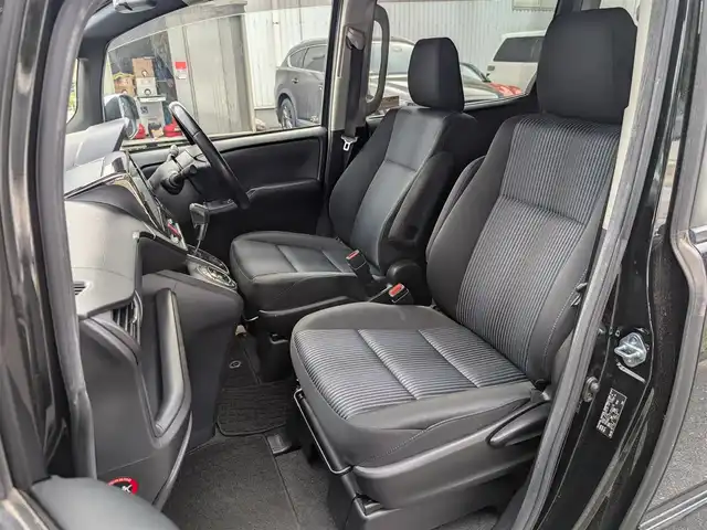 トヨタ ヴォクシー ZS 煌 栃木県 2015(平27)年 12.2万km ブラック (株)IDOMが運営する【じしゃロン宇都宮店】の自社ローン対象車両になります。こちらは現金またはオートローンご利用時の価格です。自社ローンご希望の方は別途その旨お申付け下さい。/純正ナビ(フルセグTV／Bluetooth／CD／DVD)/バックカメラ/フリップダウンモニター/両側パワースライドドア/横滑り防止装置/ETC/アイドリングストップ/LEDヘッドライト/オートライト/ウィンカーミラー/電動格納ミラー/純正16インチAW/プッシュスタート/スマートキー/フロアマット/スタッドレスタイヤ
