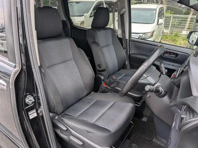 トヨタ ヴォクシー ZS 煌 栃木県 2015(平27)年 12.2万km ブラック (株)IDOMが運営する【じしゃロン宇都宮店】の自社ローン対象車両になります。こちらは現金またはオートローンご利用時の価格です。自社ローンご希望の方は別途その旨お申付け下さい。/純正ナビ(フルセグTV／Bluetooth／CD／DVD)/バックカメラ/フリップダウンモニター/両側パワースライドドア/横滑り防止装置/ETC/アイドリングストップ/LEDヘッドライト/オートライト/ウィンカーミラー/電動格納ミラー/純正16インチAW/プッシュスタート/スマートキー/フロアマット/スタッドレスタイヤ