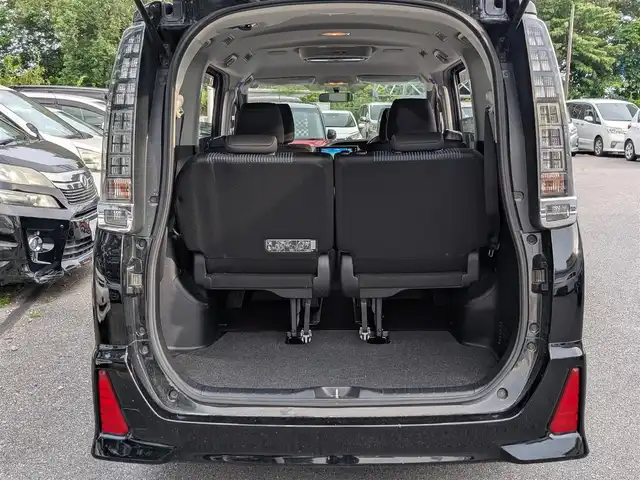 トヨタ ヴォクシー ZS 煌 栃木県 2015(平27)年 12.2万km ブラック (株)IDOMが運営する【じしゃロン宇都宮店】の自社ローン対象車両になります。こちらは現金またはオートローンご利用時の価格です。自社ローンご希望の方は別途その旨お申付け下さい。/純正ナビ(フルセグTV／Bluetooth／CD／DVD)/バックカメラ/フリップダウンモニター/両側パワースライドドア/横滑り防止装置/ETC/アイドリングストップ/LEDヘッドライト/オートライト/ウィンカーミラー/電動格納ミラー/純正16インチAW/プッシュスタート/スマートキー/フロアマット/スタッドレスタイヤ