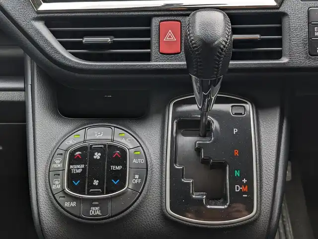 トヨタ ヴォクシー ZS 煌 栃木県 2015(平27)年 12.2万km ブラック (株)IDOMが運営する【じしゃロン宇都宮店】の自社ローン対象車両になります。こちらは現金またはオートローンご利用時の価格です。自社ローンご希望の方は別途その旨お申付け下さい。/純正ナビ(フルセグTV／Bluetooth／CD／DVD)/バックカメラ/フリップダウンモニター/両側パワースライドドア/横滑り防止装置/ETC/アイドリングストップ/LEDヘッドライト/オートライト/ウィンカーミラー/電動格納ミラー/純正16インチAW/プッシュスタート/スマートキー/フロアマット/スタッドレスタイヤ