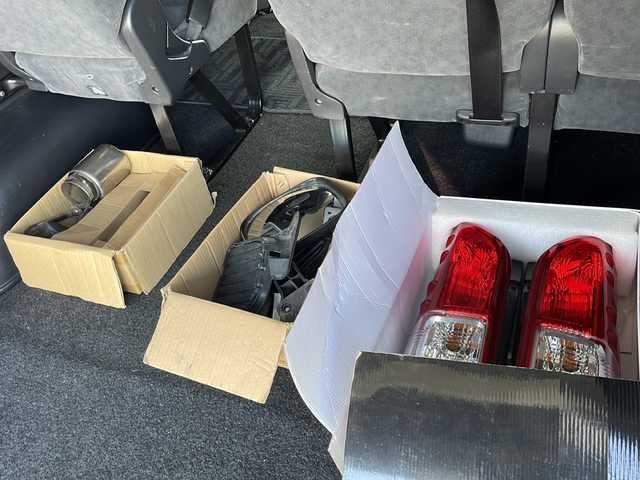 トヨタ ハイエース グランドキャビン 新潟県 2019(令1)年 10.5万km ベージュメタリック/ホワイトパールクリスタルシャイン 4WD/社外SDナビ/(BT/AM/FM/CD/DVD)/片側パワースライドドア/ドライブレコーダー/横滑り防止装置/衝突軽減装置/レーンキープアシスト/コーナーセンサー/電動格納ミラー/オートライト/オートハイビーム/純正フロアマット/ETC/純正テールライト積載