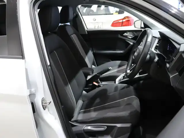 アウディ アウディ Ａ１ SB 25TFSI アドバンスド 静岡県 2022(令4)年 2.8万km グレイシアホワイトメタリック プッシュスタート/アイドリングストップ/メーカーナビ/スマートキー/レーダークルーズコントロール/バックカメラ/純正フロアマット/純正アルミホイール/Apple Carplay/横滑り防止装置/レーンキープアシスト/オートライト/オートマチックハイビーム/ヘッドライトLED/スペアキーあり