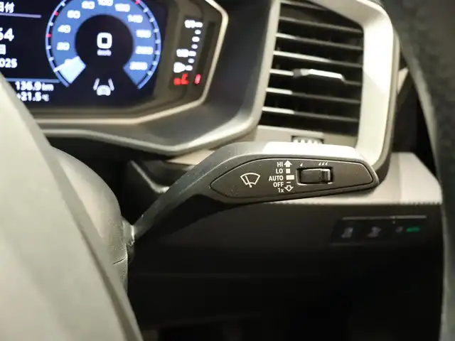 アウディ アウディ Ａ１ SB 25TFSI アドバンスド 静岡県 2022(令4)年 2.8万km グレイシアホワイトメタリック プッシュスタート/アイドリングストップ/メーカーナビ/スマートキー/レーダークルーズコントロール/バックカメラ/純正フロアマット/純正アルミホイール/Apple Carplay/横滑り防止装置/レーンキープアシスト/オートライト/オートマチックハイビーム/ヘッドライトLED/スペアキーあり