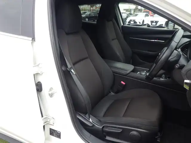 マツダ マツダ３ファストバック 15S ツーリング 千葉県 2020(令2)年 6.4万km スノーフレイクホワイトパールマイカ 215/45R18/スマートシティブレーキサポート/ブラインドスポットモニタリング/レーンキープ・アシスト・システム/純正SDナビ/地デジTV/【DVD/CD再生機能　Bluetooth接続】/360°ビュー・モニター/ドライブレコーダー/革巻きステアリング/ステアリングスイッチ/ETC/LEDヘッドライト/コーナーセンサー/純正18インチアルミホイル/サイド/カーテンエアバッグ/アドバンストキーレスエントリー