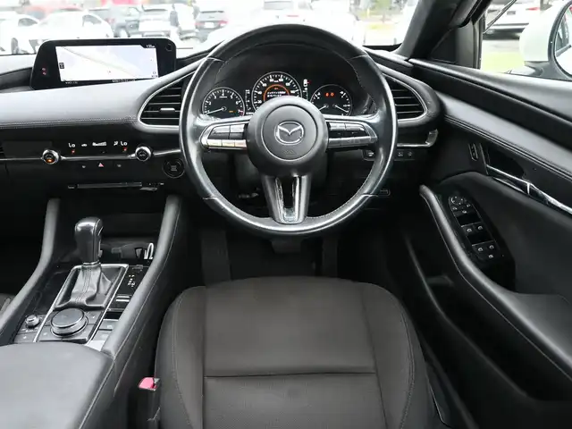 マツダ マツダ３ファストバック 15S ツーリング 千葉県 2020(令2)年 6.4万km スノーフレイクホワイトパールマイカ 215/45R18/スマートシティブレーキサポート/ブラインドスポットモニタリング/レーンキープ・アシスト・システム/純正SDナビ/地デジTV/【DVD/CD再生機能　Bluetooth接続】/360°ビュー・モニター/ドライブレコーダー/革巻きステアリング/ステアリングスイッチ/ETC/LEDヘッドライト/コーナーセンサー/純正18インチアルミホイル/サイド/カーテンエアバッグ/アドバンストキーレスエントリー