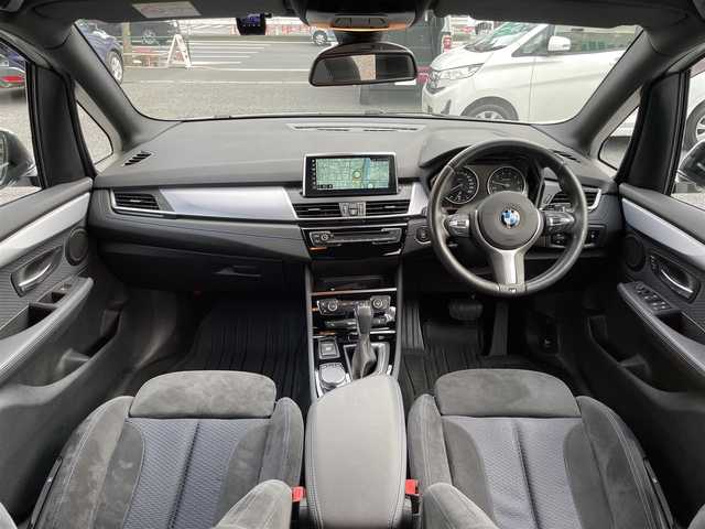 ＢＭＷ ２１８ｉ アクティブツアラー Mスポーツ 東京都 2018(平30)年 1.1万km ミネラルホワイト ワンオーナー/インテリジェントセーフティ/純正HDDナビ/　DVD/CD/Bluetooth/バックカメラ/クルーズコントロール/純正ドライブレコーダー/LEDヘッドライト/フォグランプ/オートライト/純正17インチアルミホイール/ビルトインETC/プッシュスタート/スマートキー×2/アイドリングストップ/電動格納ミラー/ウインカーミラー/フロアマット/ドアバイザー/保証書/取扱説明書