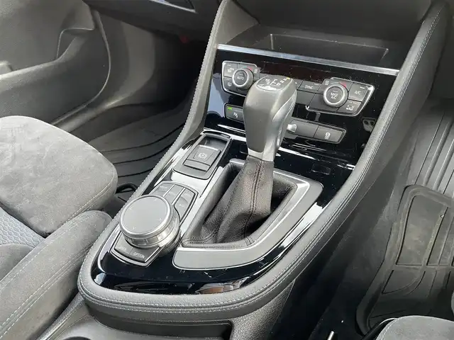 ＢＭＷ ２１８ｉ アクティブツアラー Mスポーツ 東京都 2018(平30)年 1.1万km ミネラルホワイト ワンオーナー/インテリジェントセーフティ/純正HDDナビ/　DVD/CD/Bluetooth/バックカメラ/クルーズコントロール/純正ドライブレコーダー/LEDヘッドライト/フォグランプ/オートライト/純正17インチアルミホイール/ビルトインETC/プッシュスタート/スマートキー×2/アイドリングストップ/電動格納ミラー/ウインカーミラー/フロアマット/ドアバイザー/保証書/取扱説明書