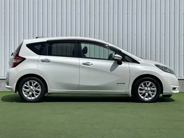日産 ノート e－パワー X 香川県 2019(令1)年 4.9万km ブリリアントホワイトパール 登録時走行距離 48891km/純正ナビ/→AM/FM/フルセグTV/Bluetooth/アラウンドビューモニター/ドライブレコーダー/デジタルインナーミラー/ETC/オートライト/純正１５インチAW/エマージェンシーブレーキアシスト/コーナーセンサー/レーンキープアシスト/プッシュスタート/スマートキー