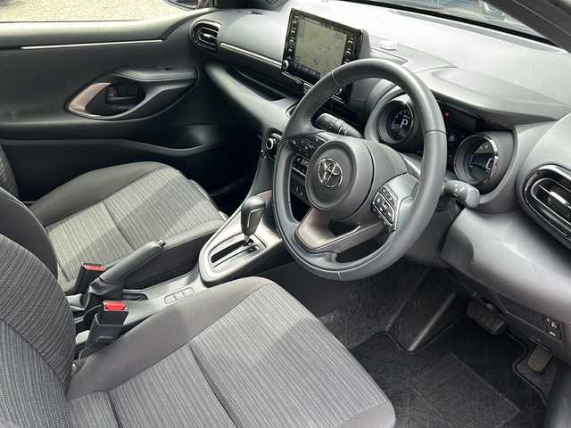 トヨタ ヤリス Z 兵庫県 2020(令2)年 0.7万km センシュアルレッドマイカ ワンオーナー/純正メーカーナビ/　Bluetooth・USB/フルセグTV/バックカメラ/シートヒーター/アダプティブクルーズコントロール/アンチロック・ブレーキ・システム/衝突被害軽減システム/横滑り防止装置/前後コーナーセンサー/レーンキープアシスト/盗難防止装置/オートライト/オートマチックハイビーム/W＋サイドエアバッグ/カーテンエアバッグ/純正フロアマット/純正LEDヘッドライト/スマートキー/スペアキー×1/取扱説明書/保証書