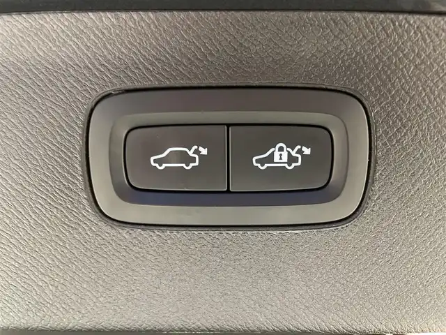 ボルボ ＸＣ９０ B5 AWD ノルディックED 熊本県 2020(令2)年 6.2万km サヴィルグレーメタリック ・100台限定/・スマートキー/・プッシュスタート/・パノラマサンルーフ /・CitySafety/・レーンキープエイド/・ロードサインインフォメーション/・ドライバーアラート/・ハイビームアシスト/・パーキングアシスト/・ブラインドスポットモニター/・アクティブ・ペンディング・ライト/・クロストラフィックアラート/・衝突回避/・クルーズコントロール(追従式)/・グレー革シート/・前席パワーシート /・4席シートヒーター /・前席エアシート /・ハンドルヒーター /・純正メモリナビ/　【CD・BT・USB・AppleCarPlay・AndroidAuto】/・harman/kardonサウンドシステム/・フルセグTV/・全方位カメラ/・ETC/・パワーバックドア/・LEDヘッドランプ/・LEDフォグランプ/・純正マット