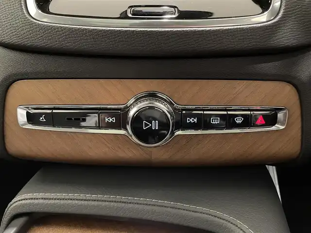 ボルボ ＸＣ９０ B5 AWD ノルディックED 熊本県 2020(令2)年 6.2万km サヴィルグレーメタリック ・100台限定/・スマートキー/・プッシュスタート/・パノラマサンルーフ /・CitySafety/・レーンキープエイド/・ロードサインインフォメーション/・ドライバーアラート/・ハイビームアシスト/・パーキングアシスト/・ブラインドスポットモニター/・アクティブ・ペンディング・ライト/・クロストラフィックアラート/・衝突回避/・クルーズコントロール(追従式)/・グレー革シート/・前席パワーシート /・4席シートヒーター /・前席エアシート /・ハンドルヒーター /・純正メモリナビ/　【CD・BT・USB・AppleCarPlay・AndroidAuto】/・harman/kardonサウンドシステム/・フルセグTV/・全方位カメラ/・ETC/・パワーバックドア/・LEDヘッドランプ/・LEDフォグランプ/・純正マット
