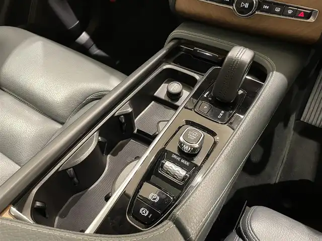 ボルボ ＸＣ９０ B5 AWD ノルディックED 熊本県 2020(令2)年 6.2万km サヴィルグレーメタリック ・100台限定/・スマートキー/・プッシュスタート/・パノラマサンルーフ /・CitySafety/・レーンキープエイド/・ロードサインインフォメーション/・ドライバーアラート/・ハイビームアシスト/・パーキングアシスト/・ブラインドスポットモニター/・アクティブ・ペンディング・ライト/・クロストラフィックアラート/・衝突回避/・クルーズコントロール(追従式)/・グレー革シート/・前席パワーシート /・4席シートヒーター /・前席エアシート /・ハンドルヒーター /・純正メモリナビ/　【CD・BT・USB・AppleCarPlay・AndroidAuto】/・harman/kardonサウンドシステム/・フルセグTV/・全方位カメラ/・ETC/・パワーバックドア/・LEDヘッドランプ/・LEDフォグランプ/・純正マット