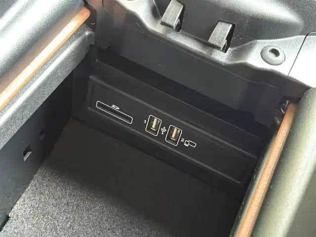 メルセデス・ベンツ Ｅ３５０e アバンギャルド スポーツ 三重県 2019(令1)年 3.2万km ダイヤモンドホワイト ♪充電ケーブル有り♪/レーダーセーフティ/純正ナビ/　・Bluetooth/　・USB/　・フルセグ/３６０°カメラ/ブラウンレザーシート/LEDヘッドライト/リアフォグライト /D/N席パワーシート/D/Nシートヒーター/オートハイビーム/スマートキー/プッシュスタート/クルーズコントロール/パワーバックドア/リアフィルム/ステアリングスイッチ/オートリトラクタブルミラー/ターンミラー/ビルトインETC2.0/ドライブレコーダー