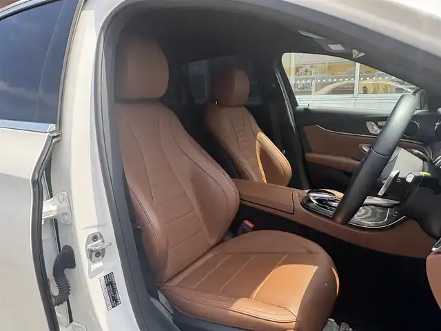 メルセデス・ベンツ Ｅ３５０e アバンギャルド スポーツ 三重県 2019(令1)年 3.2万km ダイヤモンドホワイト ♪充電ケーブル有り♪/レーダーセーフティ/純正ナビ/　・Bluetooth/　・USB/　・フルセグ/３６０°カメラ/ブラウンレザーシート/LEDヘッドライト/リアフォグライト /D/N席パワーシート/D/Nシートヒーター/オートハイビーム/スマートキー/プッシュスタート/クルーズコントロール/パワーバックドア/リアフィルム/ステアリングスイッチ/オートリトラクタブルミラー/ターンミラー/ビルトインETC2.0/ドライブレコーダー