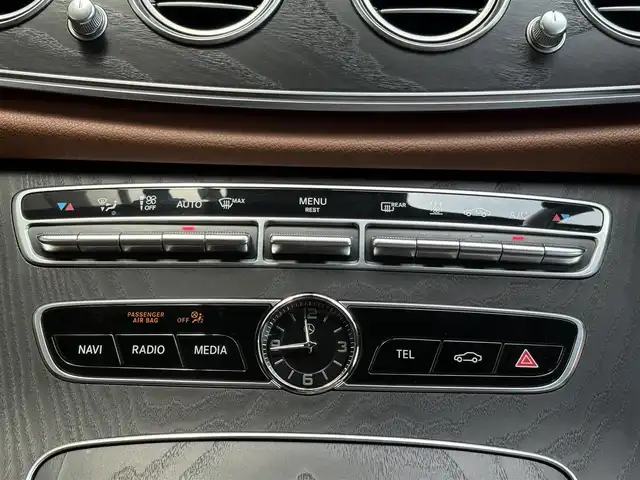 メルセデス・ベンツ Ｅ３５０e アバンギャルド スポーツ 三重県 2019(令1)年 3.2万km ダイヤモンドホワイト ♪充電ケーブル有り♪/レーダーセーフティ/純正ナビ/　・Bluetooth/　・USB/　・フルセグ/３６０°カメラ/ブラウンレザーシート/LEDヘッドライト/リアフォグライト /D/N席パワーシート/D/Nシートヒーター/オートハイビーム/スマートキー/プッシュスタート/クルーズコントロール/パワーバックドア/リアフィルム/ステアリングスイッチ/オートリトラクタブルミラー/ターンミラー/ビルトインETC2.0/ドライブレコーダー
