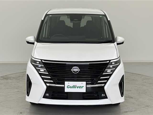 日産 セレナ ハイウェイスター V 宮城県 2023(令5)年 4.3万km プリズムホワイト 禁煙車/アラウンドビューモニター/プロパイロット/エマージェンシーブレーキ/車線逸脱警報/車線逸脱防止支援システム/ＢＳＷ（後側方車両検知警報）/アダプティブヘッドライト/純正12型DAナビ/・USB.BT.AppleCarplay/フルセグTV/両側パワースライドドア/デジタルインナーミラー（前後ドラレコ付）/電動パーキングブレーキ/LEDヘッドライト/フォグランプ/ビルトインETC2.0/ワイヤレス充電/ステアリングスイッチ/アイドリングストップ/プッシュスタート/スマートキー/純正16inAW/フロアマット