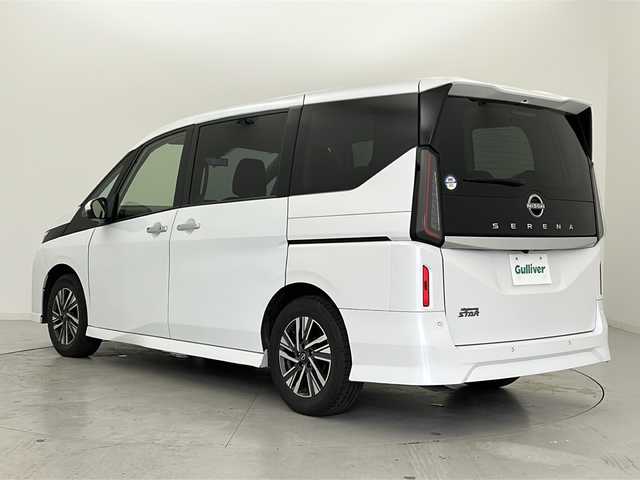 日産 セレナ ハイウェイスター V 宮城県 2023(令5)年 4.3万km プリズムホワイト 禁煙車/アラウンドビューモニター/プロパイロット/エマージェンシーブレーキ/車線逸脱警報/車線逸脱防止支援システム/ＢＳＷ（後側方車両検知警報）/アダプティブヘッドライト/純正12型DAナビ/・USB.BT.AppleCarplay/フルセグTV/両側パワースライドドア/デジタルインナーミラー（前後ドラレコ付）/電動パーキングブレーキ/LEDヘッドライト/フォグランプ/ビルトインETC2.0/ワイヤレス充電/ステアリングスイッチ/アイドリングストップ/プッシュスタート/スマートキー/純正16inAW/フロアマット
