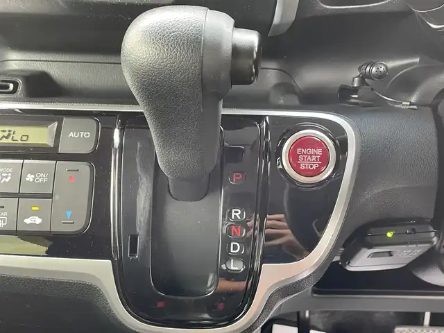 ホンダ Ｎ ＢＯＸ G Lパッケージ 沖縄県 2017(平29)年 5.1万km ブリティッシュグリーンP (株)IDOMが運営する【じしゃロンコザ店】の自社ローン専用車両になりますこちらは現金またはオートローンご利用時の価格です。自社ローンご希望の方は別途その旨お申付け下さい/・社外ナビ/・Bluetooth接続/・DVD再生/・TV/・バックカメラ/・片側パワースライドドア/・ETC/・ドライブレコーダー/・スマートキー/・プッシュスタート/・社外フロアマット