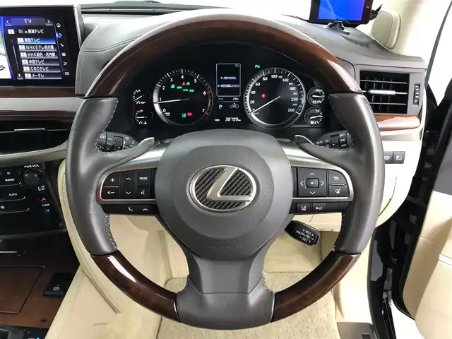 レクサス ＬＸ 570 愛知県 2017(平29)年 3.9万km スターライトブラックガラスフレーク サンルーフ/マークレビンソン/置くだけ充電/クーラーボックス/全方位カメラ/純正ナビ/（CD/DVD/BT/フルセグ）/USB/AUX入力/ETC2.0/ドラレコ/レクサスセーフティシステム/運転席助手席シートヒーター/運転席助手席シートベンチレーション/ステアリングヒーター/パワーバックドア/パドルシフト/ドアバイザー/ルーフレール/21インチ純正アルミホイール
