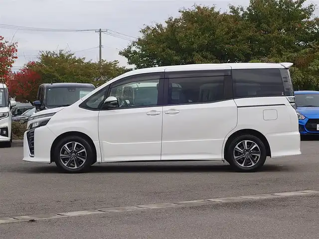 トヨタ ヴォクシー ZS 山形県 2017(平29)年 6.3万km ホワイトパールクリスタルシャイン 衝突被害軽減システム/純正SDナビ/　　【CD　DVD　BT　フルセグ　MSV】/バックカメラ/両側パワースライドドア/クルーズコントロール/LEDオートヘッドライト/純正16インチアルミホイール/ドライブレコーダー/アイドリングストップ/ステアリングスイッチ/MTモード付AT/電動格納ウィンカーミラー/フォグランプ/純正フロアマット/ドアバイザー/スマートキー/ETC