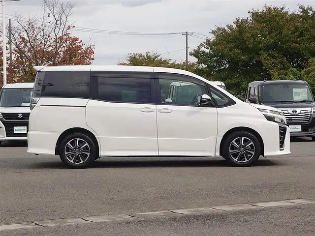 トヨタ ヴォクシー ZS 山形県 2017(平29)年 6.3万km ホワイトパールクリスタルシャイン 衝突被害軽減システム/純正SDナビ/　　【CD　DVD　BT　フルセグ　MSV】/バックカメラ/両側パワースライドドア/クルーズコントロール/LEDオートヘッドライト/純正16インチアルミホイール/ドライブレコーダー/アイドリングストップ/ステアリングスイッチ/MTモード付AT/電動格納ウィンカーミラー/フォグランプ/純正フロアマット/ドアバイザー/スマートキー/ETC
