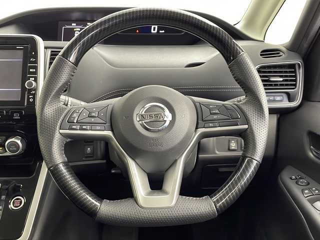 日産 セレナ ハイウェイスター 茨城県 2017(平29)年 7.7万km ダイヤモンドブラック 衝突軽減ブレーキ/純正9インチナビ/パーキングアシスト/両側パワースライドドア/クルーズコントロール　/前席シートヒーター/アイドリングストップ/横滑り防止装置/車線逸脱警報/純正フロアマット/純正ドアバイザー/スペアキー1本