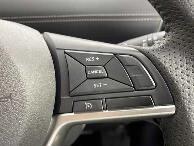 日産 セレナ ハイウェイスター 茨城県 2017(平29)年 7.7万km ダイヤモンドブラック 衝突軽減ブレーキ/純正9インチナビ/パーキングアシスト/両側パワースライドドア/クルーズコントロール　/前席シートヒーター/アイドリングストップ/横滑り防止装置/車線逸脱警報/純正フロアマット/純正ドアバイザー/スペアキー1本