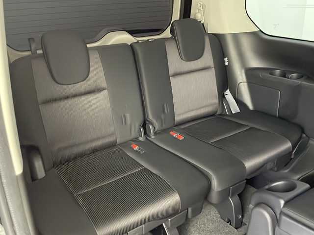 日産 セレナ ハイウェイスター 茨城県 2017(平29)年 7.7万km ダイヤモンドブラック 衝突軽減ブレーキ/純正9インチナビ/パーキングアシスト/両側パワースライドドア/クルーズコントロール　/前席シートヒーター/アイドリングストップ/横滑り防止装置/車線逸脱警報/純正フロアマット/純正ドアバイザー/スペアキー1本